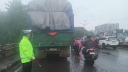 Truk Mogok di Pesing Arah Cengkareng, Lalin Jakbar Tersendat