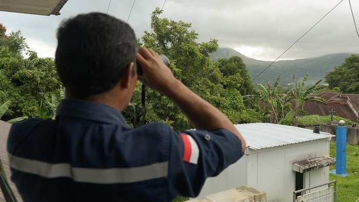 **Gunung Lokon Sulut Status Waspada, Potensi Lahar Ancam Sungai di Tomohon**
