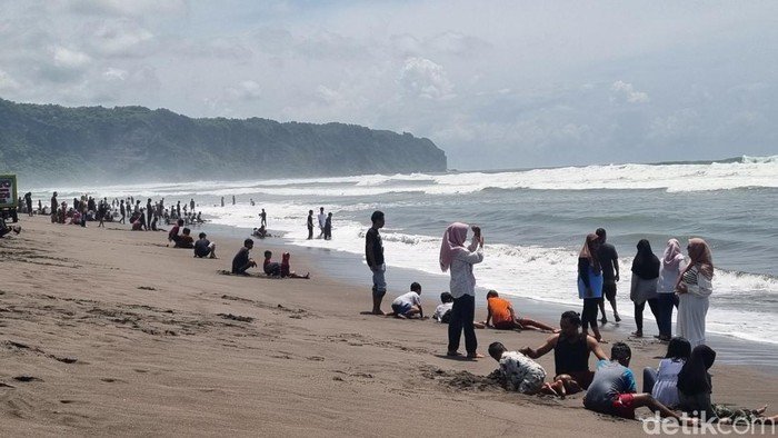 Viral! Pria Protes Foto Wisatawan, Pemkab Bantul Tanggapi Hebohnya Parangtritis