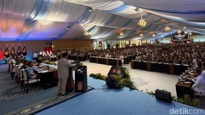 Prabowo Beri Taklimat di Depan Para Pimpinan TNI-Polri: Apakah Ini Tanda Perubahan Strategi Keamanan Nasional?