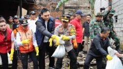 **Gotong Royong Polisi-TNI-Pemkot Jakbar Bersihkan Kali Cengkareng, Tanggulangi Banjir**