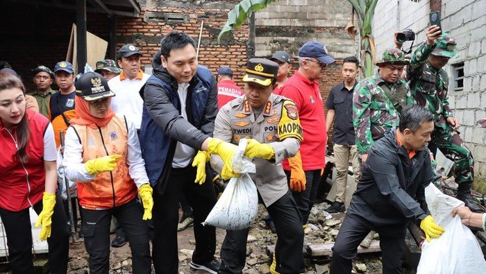 **Gotong Royong Polisi-TNI-Pemkot Jakbar Bersihkan Kali Cengkareng, Tanggulangi Banjir**