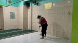 **Polda Metro Bantu Bersihkan Musala Terendam Banjir di Jaktim, Wujud Solidaritas Pemerintah**