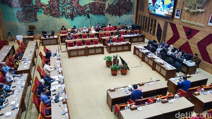 **Komisi X DPR Gelar RDP dengan Rektor UI hingga UGM, Bahas Skema Mahasiswa Baru 2026**