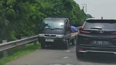 Pikap Nekat Lawan Arah, Polisi Turun Tangan di Rest Area Tol Jagorawi!