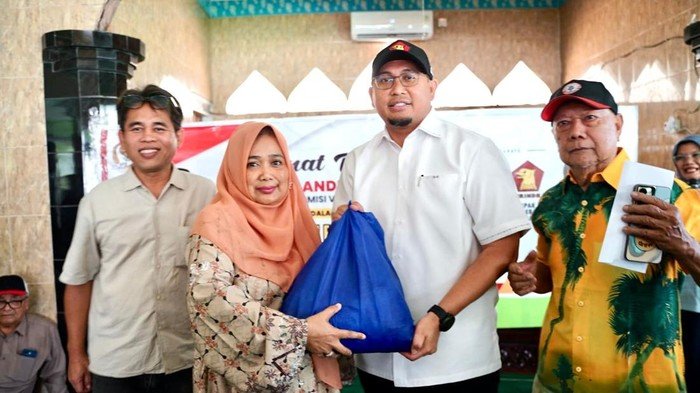 Andre Rosiade Berikan Sembako, Warga Perumnas Indarung Berharap Lebih dari Bantuan