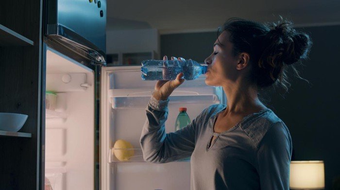 **Benarkah Minum Air Putih di Malam Hari Berbahaya bagi Ginjal? Urolog Spesialismemberikan Klarifikasi**