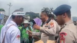 **Pelayanan Humanis di DPR: Polda Metro Berikan Air Mineral ke Massa Guru dalam Cuaca Panas**