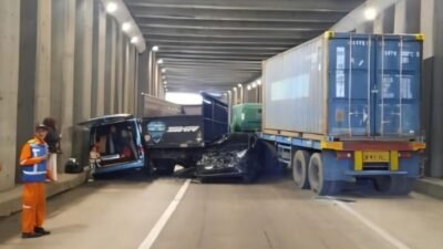 Kendaraan Berhimpitan Tutup Jalan! Kecelakaan Beruntun di Underpass Jagorawi Bikin Arus Macet