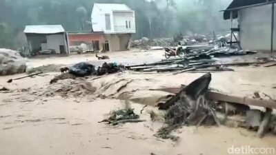 Banjir Bandang Menerjang 6 Kecamatan di Tapteng, Jembatan Darurat Hanyut dalam Sekejap