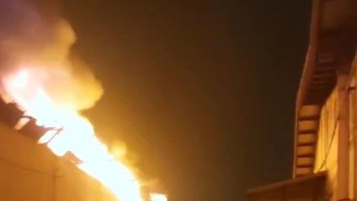 Kebakaran Mengerikan di Pabrik Cat Cikupa Tangerang, Asap Hitam Menyelimuti Wilayah!