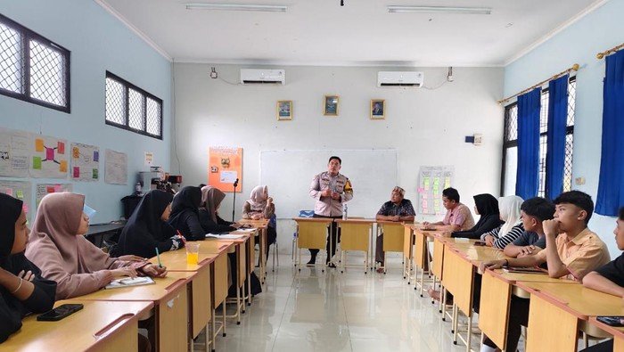 Bripka Asep Berantas Pengangguran dengan 130 Warga Kejar Paket A, B, C Gratis
