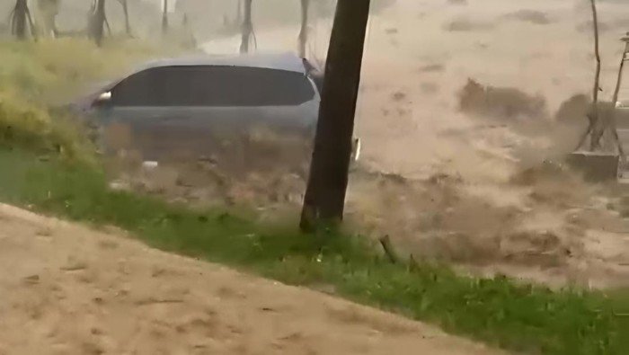Banjir Deras Hanyutkan Mobil di Bogor, Momen Ngeri yang Menerjang Desa Bojongkoneng