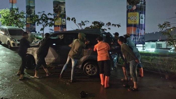 BNPB Ungkap Penyebab Banjir Bawa Batu hingga Hanyutkan Mobil di Bogor - Update 1