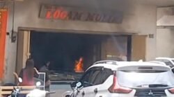 **Emak-emak di Makassar Lempar Molotov, Toko Emas Terbakar dalam Kejadian Mencekam**