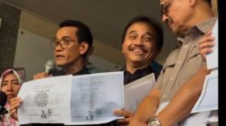 Roy Suryo Cs Tunjukkan Salinan Ijazah Jokowi di Polda Metro, Ada Apa?