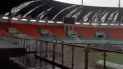 Angin Kencang Bikin Atap Stadion Pakansari Bogor Rusak Berlangsung 15 Menit: Bencana atau Kebodohan?