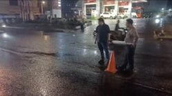 Jalan Rusak di Ciputat Bikin Pemotor Jatuh, Polisi Pasang Traffic Cone – Update 1