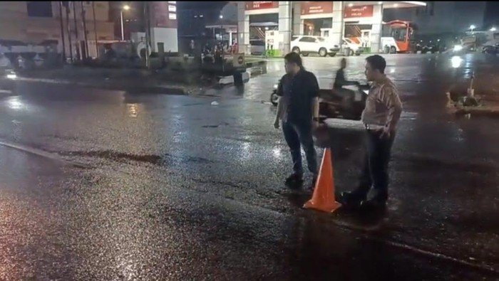 Jalan Rusak di Ciputat Bikin Pemotor Jatuh, Polisi Pasang Traffic Cone - Update 1