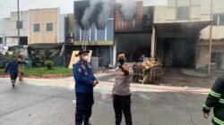 **Polisi Periksa 7 Saksi dalam Kebakaran Gudang Pestisida Tangsel, Sungai Cisadane Tercemar**