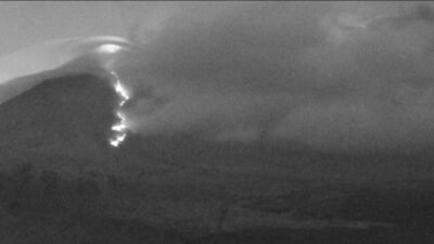 Gunung Semeru Meletus 2 Kali Malam Ini, Semburkan Awan Panas 4 Km yang Mengerikan!