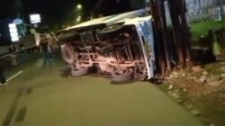 Mobil Boks Terguling, Tabrak Tiang Listrik di Bogor, 2 Orang Luka-luka