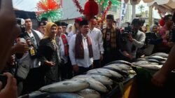 **Pramono Borong Bandeng Jumbo 14 Kg di Festival Rawa Belong: Hidupkan UMKM**
