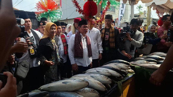 **Pramono Borong Bandeng Jumbo 14 Kg di Festival Rawa Belong: Hidupkan UMKM**