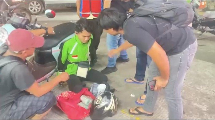 Pria Ojol dengan Jaket, Nyata-nyata Bawa Sabu 3 Bungkus, Ditangkap di Mampang!