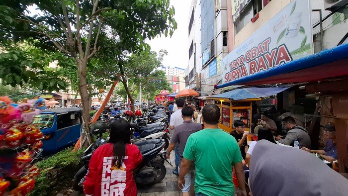 Warga Keluhkan Trotoar di Glodok Jadi Lapak PKL dan Parkir Liar Motor - Update 1