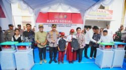 **Kapolri-Ketua Komisi IV DPR Serahkan Bantuan di Huntara Tapteng, Hadirkan Harapan untuk Korban Banjir**