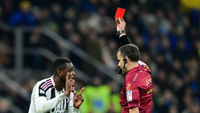 **Ramai-ramai Kecam Wasit yang Kartu Merah Kalulu usai 'Colek' Bastoni di Inter vs Juventus**