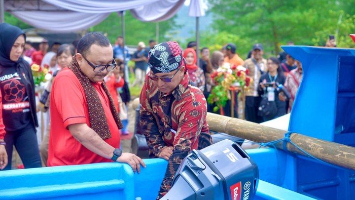 Anggota DPR RI Kaisar Beri Bantuan Kapal untuk Generasi Muda di Cilacap - Update 1