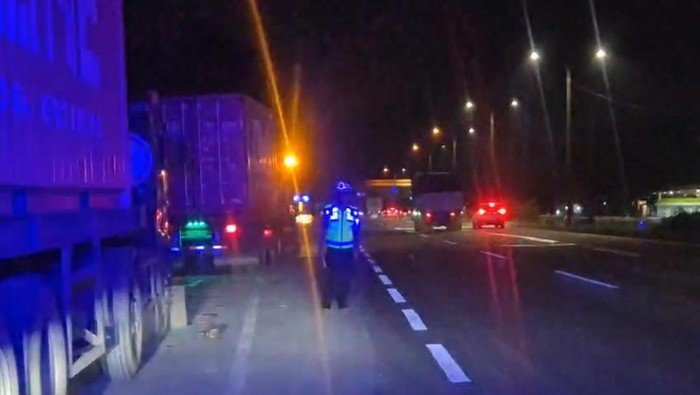 Truk Berjejer di Tol, Perintah Kakorlantas Polri Bikin Heboh!