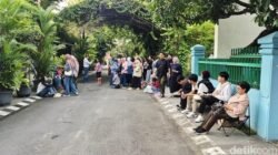 “Ajudan Imbau Pengunjung Rumah Jokowi Tak Meratap, Tanggapan Netizen Membuat Heboh!”