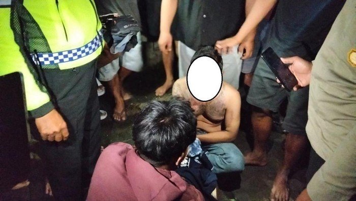 Warga Jogja Beraksi! Maling Tabung Gas Diamuk Massa dengan Stik Golf, Viral di Medsos