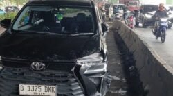 “Mobil Tabrak Separator Busway di Jl DI Panjaitan Jaktim, Lalin Padat: Kecelakaan Mengerikan di Jantung Kota!”