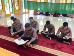**Ramadan Kareem, Brimob Polda Metro Gelar Tadarusan dan Berbagi Takjil di Bekasi**