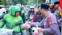 Brimob Polda Metro Jaya Berbagi Kebahagiaan, Takjil untuk Warga dan Ojek Online!