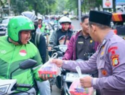 Brimob Polda Metro Jaya Berbagi Kebahagiaan, Takjil untuk Warga dan Ojek Online!
