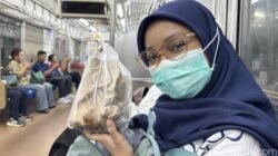 Ina, Pemula Berbuka di KRL: Momen Pertama Berbuka Puasa di Gerbong