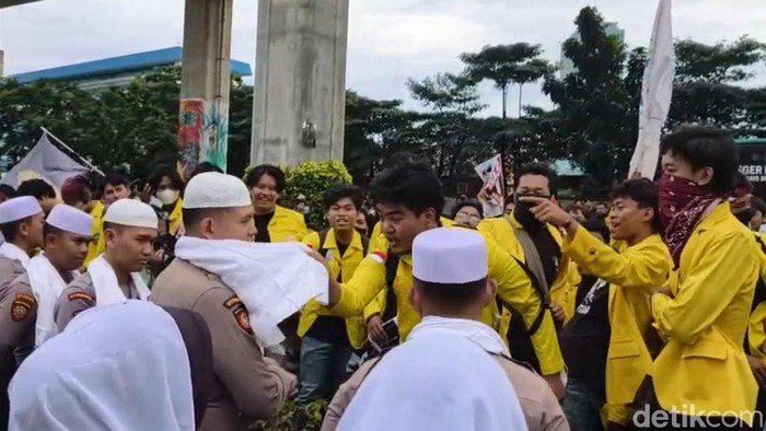 Polisi Berpakaian Peci-Sorban saat Amankan Demo Mahasiswa: Penjelasan Dibalik Tradisi Ramadan