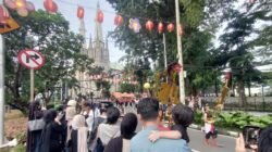 “Ribuan Warga Antusias Lihat Parade Kirab Puncak Imlek di Jakpus: Ngabuburit Sambil Nikmati Tradisi”