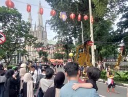 “Ribuan Warga Antusias Lihat Parade Kirab Puncak Imlek di Jakpus: Ngabuburit Sambil Nikmati Tradisi”