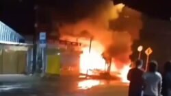 **Dua Warga Gresik Jadi Korban Pembacokan Saat Sahur Keliling, Rumah Diduga Pelaku Dibakar Massa**