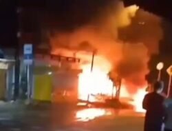 **Dua Warga Gresik Jadi Korban Pembacokan Saat Sahur Keliling, Rumah Diduga Pelaku Dibakar Massa**