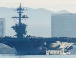 Iran Serang Kapal Induk AS Abraham Lincoln dengan Rudal Balistik, Menyebut Ayatollah Khamenei Tewas