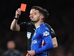 “Kartu Merah ‘Sahabat’ Chelsea: Krisis Identitas di tengah Gempuran Liga Premier”