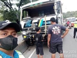 Truk Berlalu Tanpa Henti, Lalin di Jakbar Terjebak Karena Kecelakaan Tabrak Pembatas