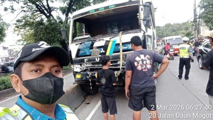 Truk Berlalu Tanpa Henti, Lalin di Jakbar Terjebak Karena Kecelakaan Tabrak Pembatas